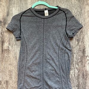 Gray Fitted Short Sleeve T-Shirt with Athletic Style